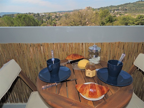Petit déjeuner face au chateau Petit déjeuner face au chateau