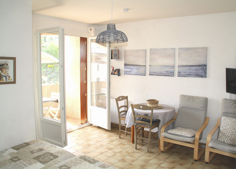 Vue salon - © location.greoux Vue salon