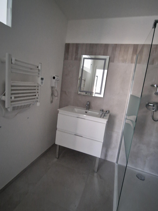 lavabo et sèche serviette - © DR le jas fleuri lavabo et sèche serviette