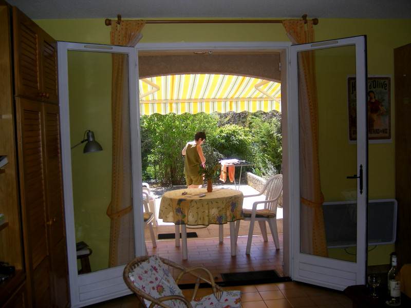 Vue sur terrasse et jardin - © DR Menges Richard Vue sur terrasse et jardin