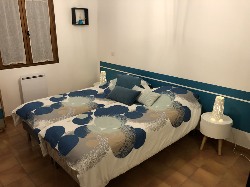 Chambre 2 avec salle d'eau Chambre 2 avec salle d'eau