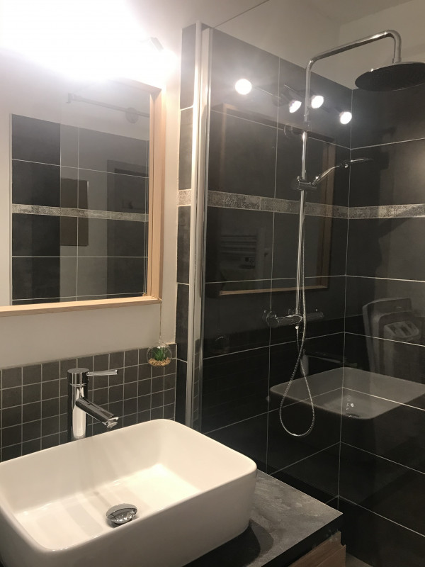 Salle de bain refaite à neuve. Douche italienne + vasque + placard + sèche serviette + machine à laver Salle de bain refaite à neuve. Douche italienne + vasque + placard + sèche serviette + machine à laver