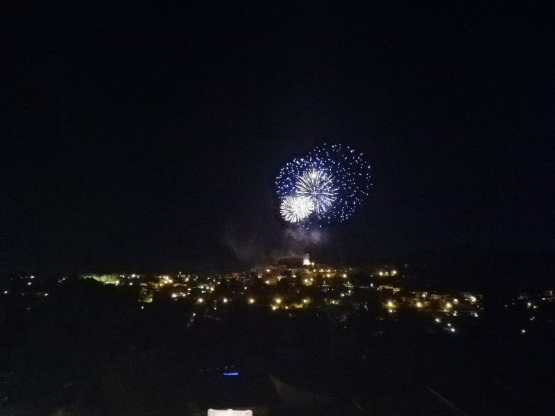 Feu d'artifice 14 juillet 2020 depuis le salon. Feu d'artifice 14 juillet 2020 depuis le salon.