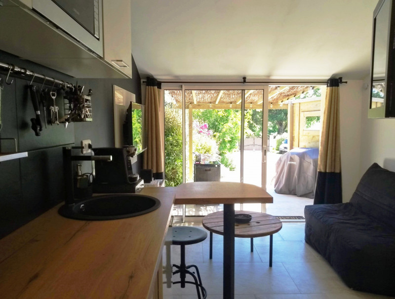 Salon disposant d'un téléviseur LED et de plus de 200 chaînes internationales.