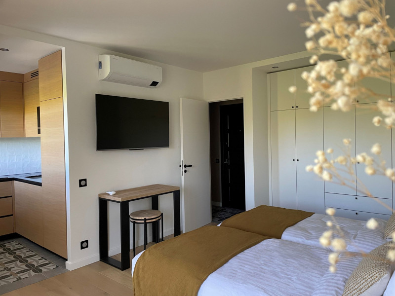 SMART TV, TABLE PLAINTE - © Iuliia Ferry SMART TV, TABLE PLAINTE