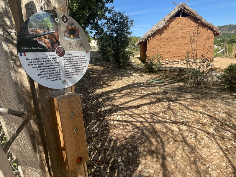 balise de la course d'orientation au Préhistosite