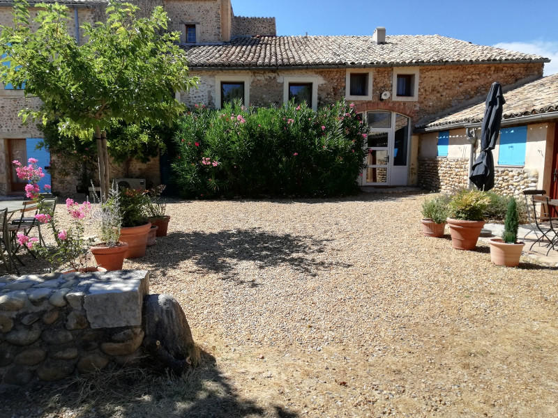 Cour des gîtes La Guérine